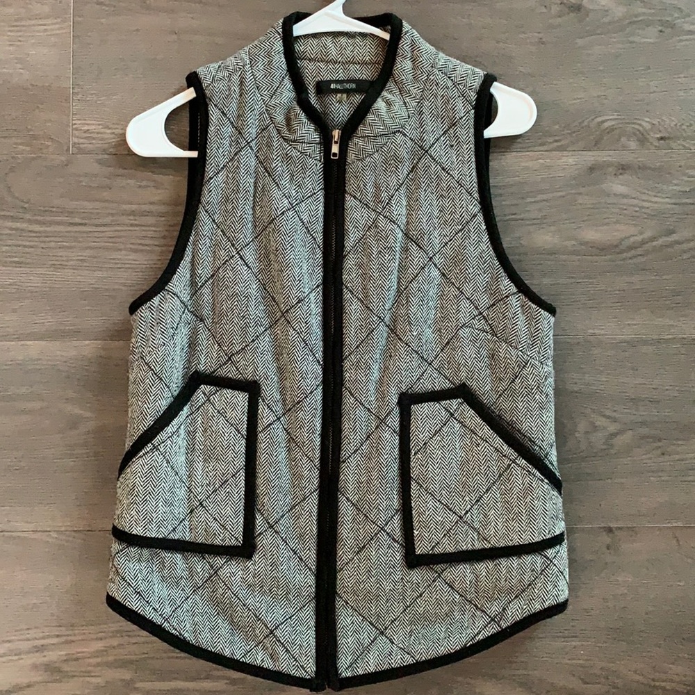 41 HAWTHORN Black/white With Black Trimmed Herringbone Quilted Puffer Vest S